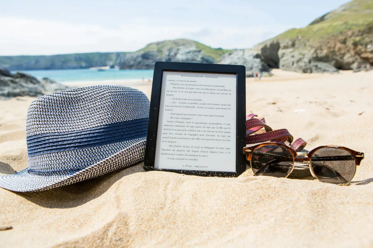 E-Reader vs. Tablet: Choosing Eye-Friendly Tech After 40 - feature 2